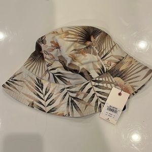Billabong bucket hat new with tags. Originally paid $30.